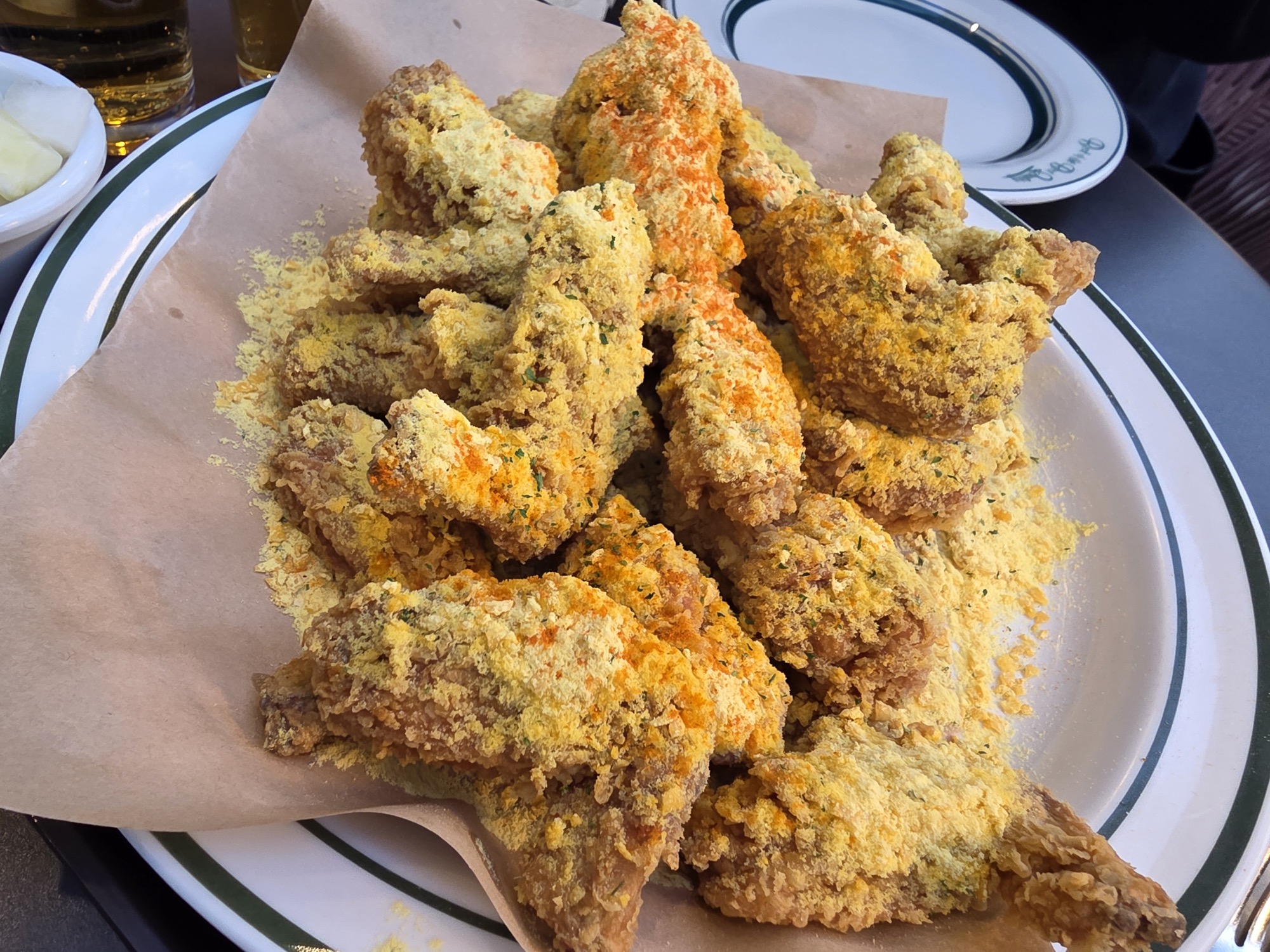 BBQ치킨 빌리지 송리단길점 대표 이미지